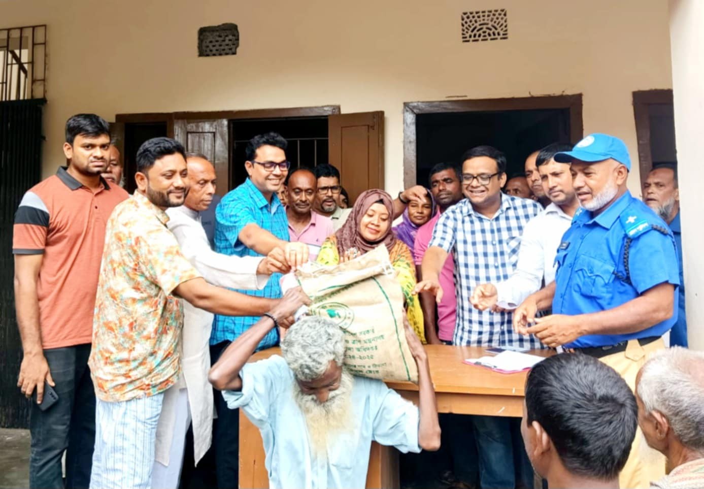 মান্দায় বন্যার্তদের মাঝে ত্রাণ বিতরণ করলেন ইউএনও 